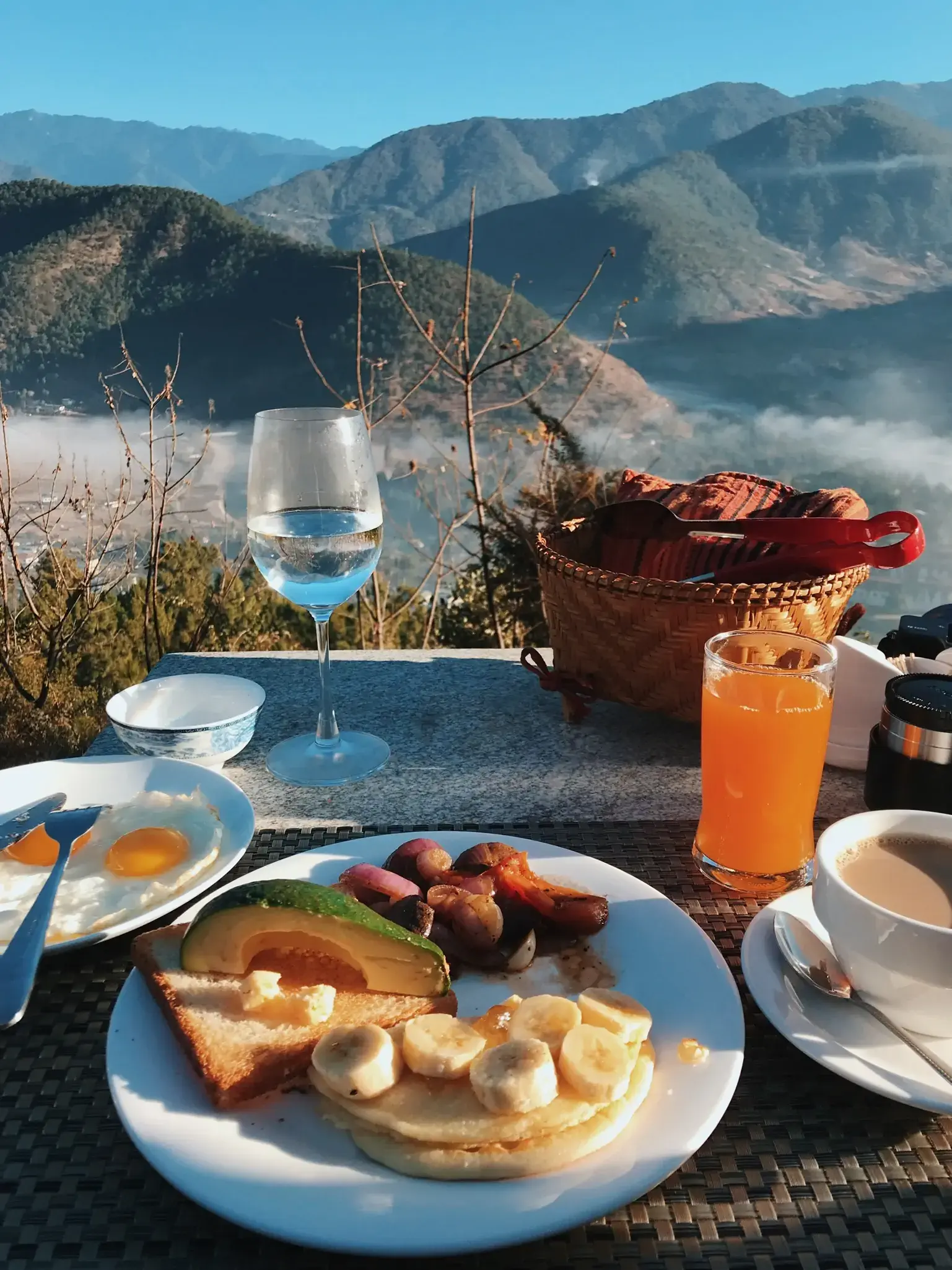 리조트에서 재배한 채소로 준비한 아침 식사
