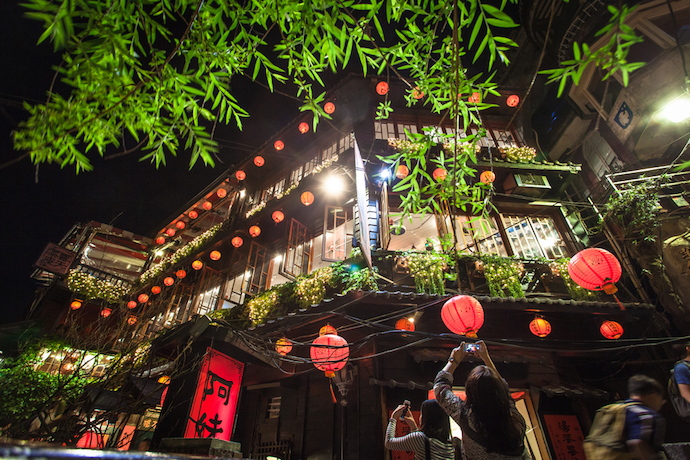 jiufen_lanterns_at_night