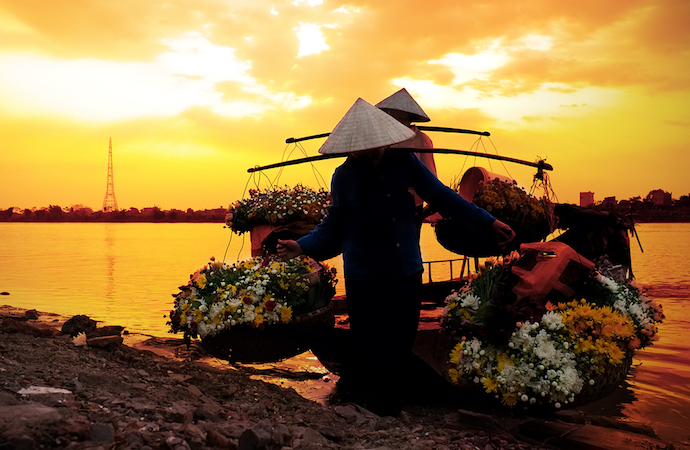 vietnamese_women_selling_flowers_on_lake