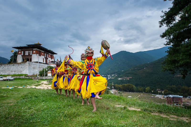 부탄 축제에서 춤을 추는 승려들