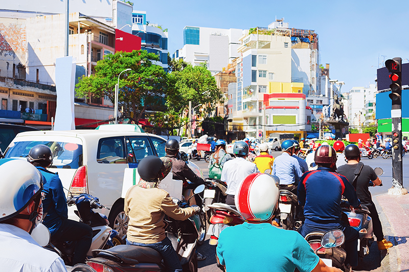 오토바이와 스쿠터가 가득한 베트남의 길거리 풍경