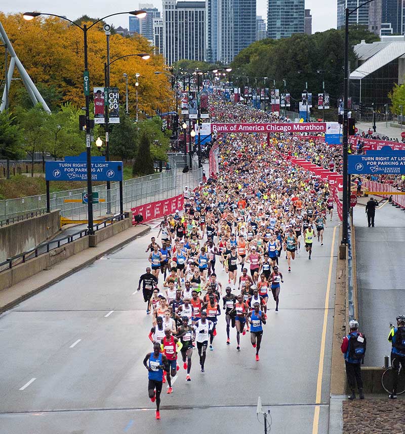 시카고 스카이라인을 배경으로 한 시카고 마라톤 참가자들