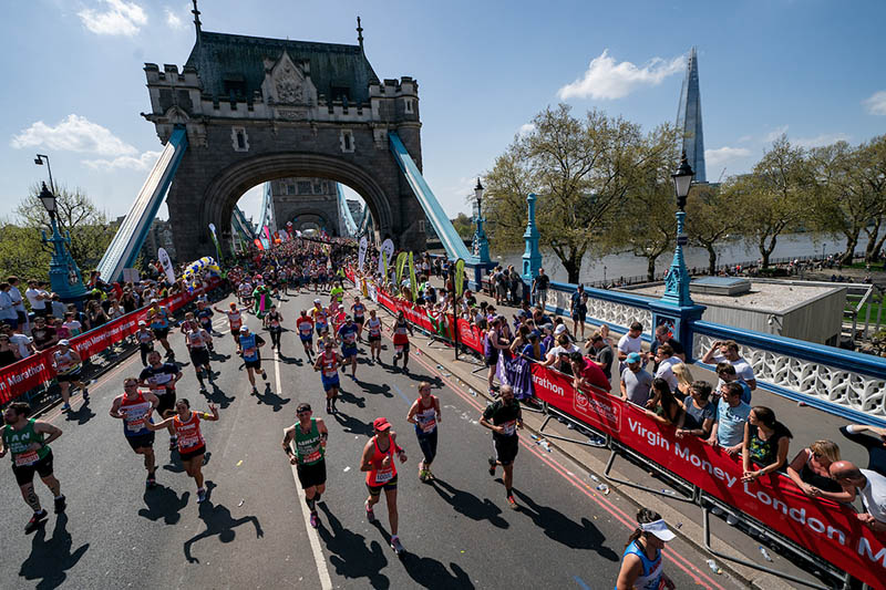 타워 브리지를 지나는 런던 마라톤 참가자들