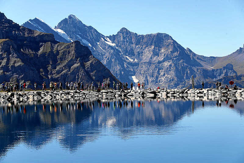 스위스 알프스를 배경으로 달리는 스위스 3개국 마라톤 참가자들