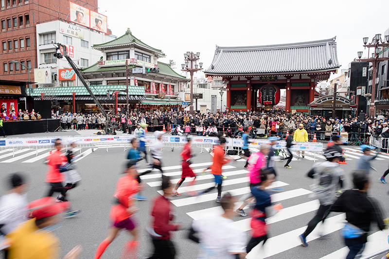 도쿄 시내를 달리는 도쿄 마라톤 참가자들