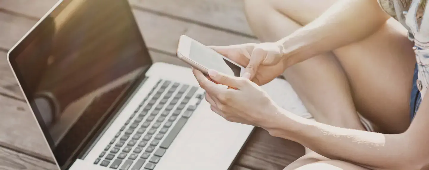 finding_cheap_flight_smartphone
