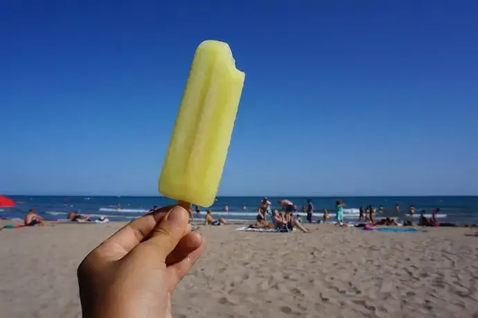 시체스 해변 레몬 아이스크림