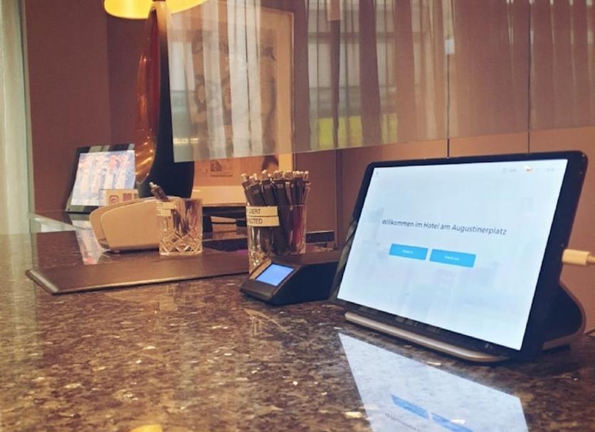 프론트 데스크 사진