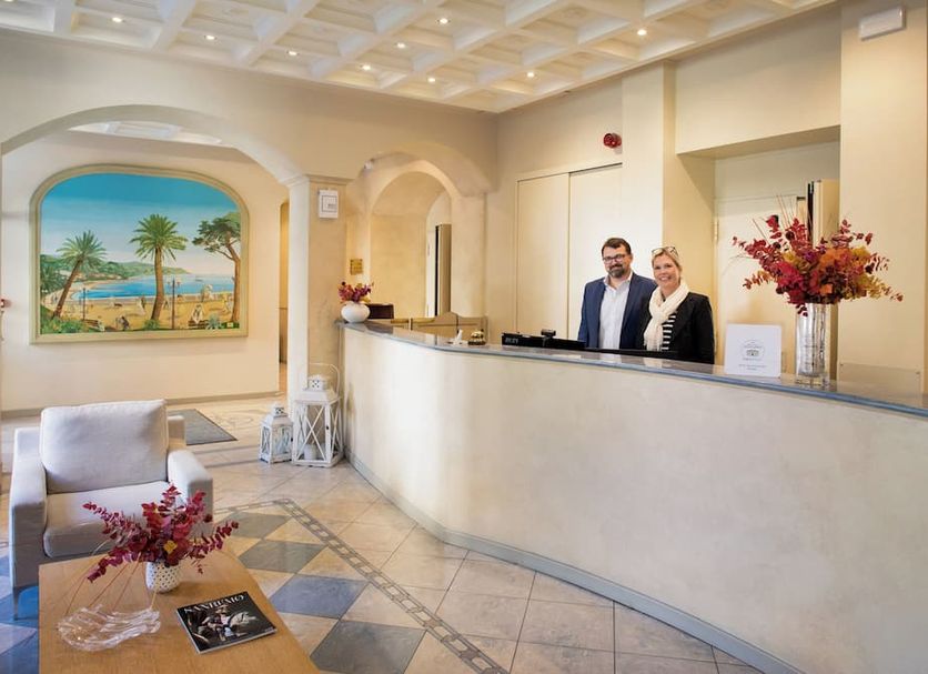 프론트 데스크 사진