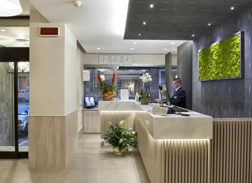 프론트 데스크 사진